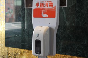 飯店內各處配有消毒洗手液